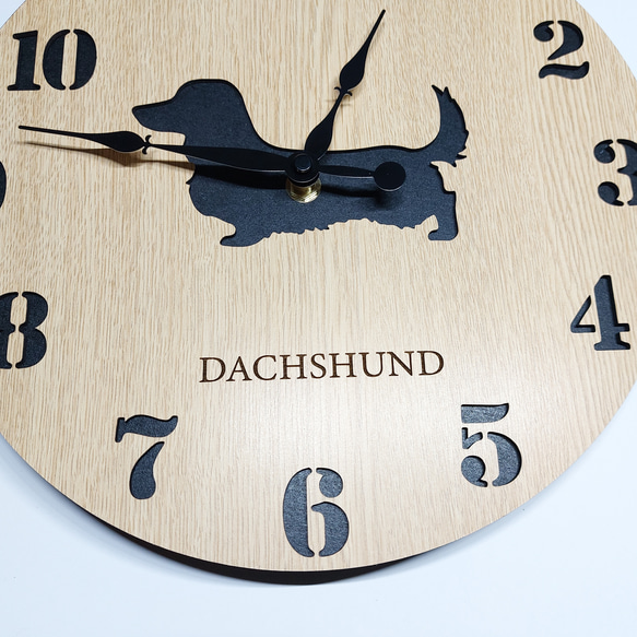 【名入れ・文字入れ無料】 ダックスフンド 壁掛け丸時計 ベージュ木目 静音時計 4枚目の画像