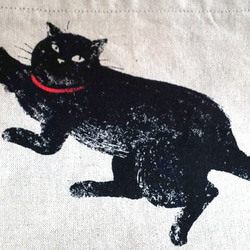 黒ねこカフェエプロン＊いつでも猫の日＊くねくねゴロゴロ（黒・64㎝） 1枚目の画像
