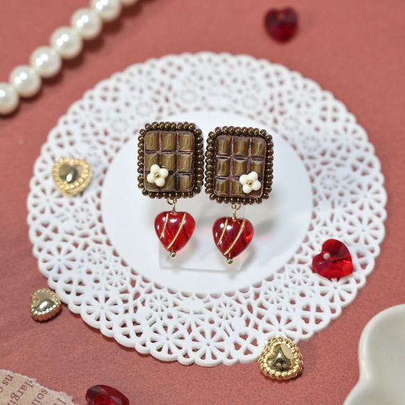 【専用】ビーズ刺繍ピアス* マットチョコブラウンビーズ刺繍に揺れるマットブラック バレンタイン】チョコレートの刺繍ピアス ピアス（フック・チェーン