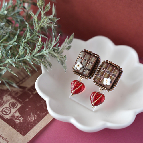バレンタイン】チョコレートの刺繍ピアス ピアス（フック・チェーン