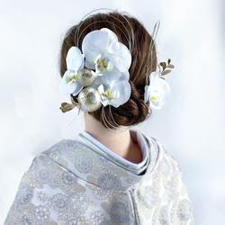 小さい胡蝶蘭の髪飾り 成人式・結婚式・卒業式に 白 ゴールド 和風 和装 アーティフィシャルフラワー 4枚目の画像