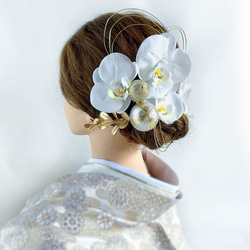 小さい胡蝶蘭の髪飾り 成人式・結婚式・卒業式に 白 ゴールド 和風 和装 アーティフィシャルフラワー 3枚目の画像