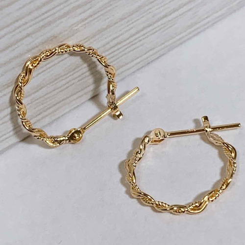 地金＊18金【1.5×15mm ねじりチェーンフープピアス 】 ゴールド 新品！ 地金＊18金【1.5×15mm ねじりチェーンフープピアス 】 イエロー