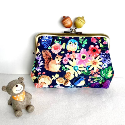 終売】花咲く庭先のどうぶつたち柄の親子がま口財布＊どんぐりひねり  