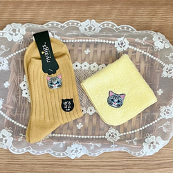 春の新作♡猫さん刺繍の幸せの黄色い泉州ハンカチと靴下セット 1枚目の画像