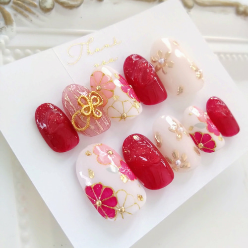 最新作の 卒業式や前撮りや振袖に◇赤とピンクとゴールドの小花の和柄の ネイルチップ・付け爪