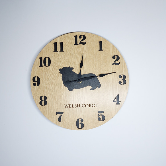 【名入れ・文字入れ無料】 コーギ 壁掛け丸時計 ベージュ木目 静音時計 1枚目の画像