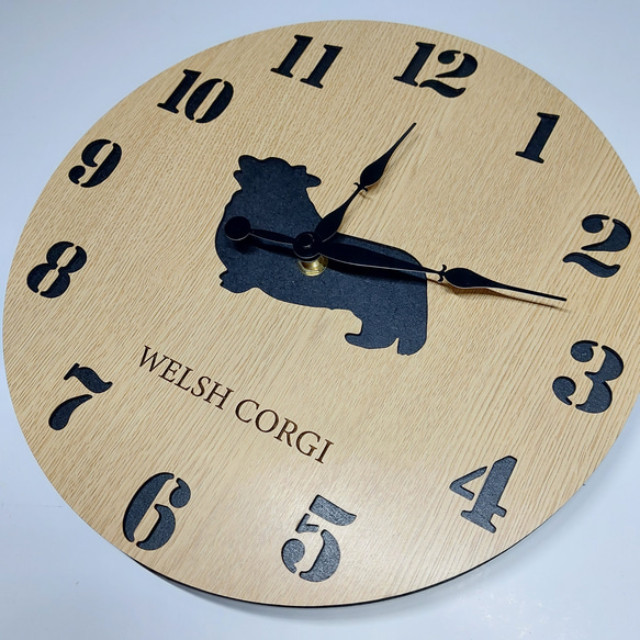 【名入れ・文字入れ無料】 コーギ 壁掛け丸時計 ベージュ木目 静音時計 3枚目の画像