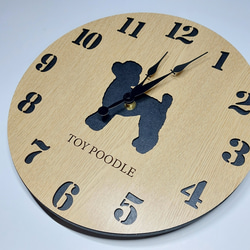 【名入れ・文字入れ無料】 トイプードル 壁掛け丸時計 ベージュ木目 静音時計 3枚目の画像