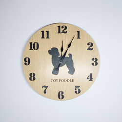 【名入れ・文字入れ無料】 トイプードル 壁掛け丸時計 ベージュ木目 静音時計 1枚目の画像