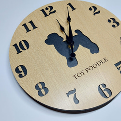 【名入れ・文字入れ無料】 トイプードル 壁掛け丸時計 ベージュ木目 静音時計 2枚目の画像