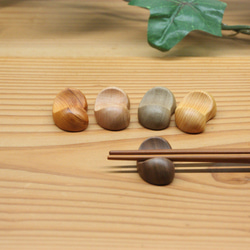 『ワケありな逸品』⑭ 木の箸置き 5個セット　豆形 ミニサイズ 木の種類いろいろ 1枚目の画像