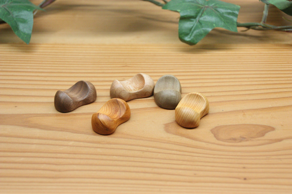 『ワケありな逸品』⑭ 木の箸置き 5個セット　豆形 ミニサイズ 木の種類いろいろ 3枚目の画像