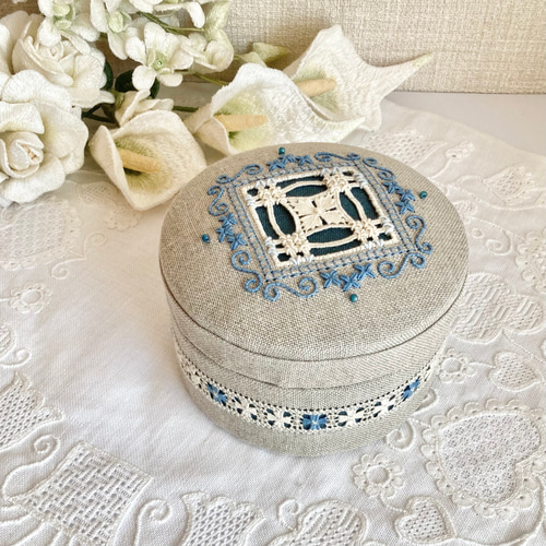 ご確認用です。 フランス刺繍生地のカルトナージュ＆円形カルトナージュ2点 終了】カルトナージュ 〜春の訪れを感じるスズラン刺繍のボタン