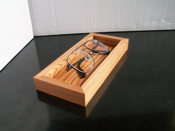 ●屋久杉　無垢　木製　メガネ置きトレイ　ペントレイ　小物置き　K２３５ 1枚目の画像