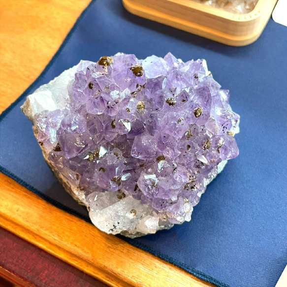 紫の結晶が光り輝くアメジストクラスター５０７ｇのオブジェ 神秘の天然原石 2月の誕生石 真実の愛を守り抜く愛の守護石 4枚目の画像