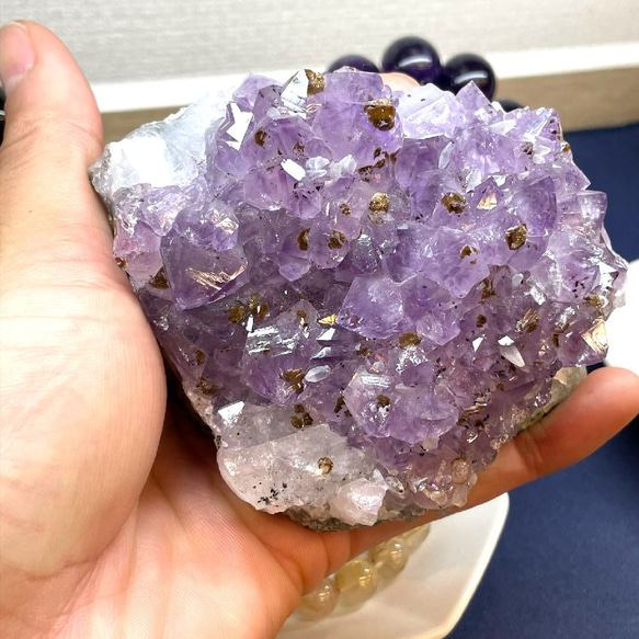 紫の結晶が光り輝くアメジストクラスター５０７ｇのオブジェ 神秘の天然原石 2月の誕生石 真実の愛を守り抜く愛の守護石 3枚目の画像