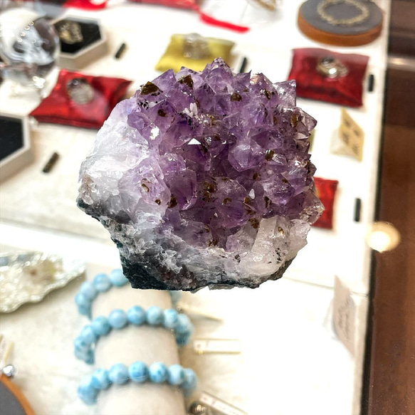 紫の結晶が光り輝くアメジストクラスター５０７ｇのオブジェ 神秘の天然原石 2月の誕生石 真実の愛を守り抜く愛の守護石 7枚目の画像