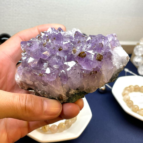 紫の結晶が光り輝くアメジストクラスター５０７ｇのオブジェ 神秘の天然原石 2月の誕生石 真実の愛を守り抜く愛の守護石 1枚目の画像