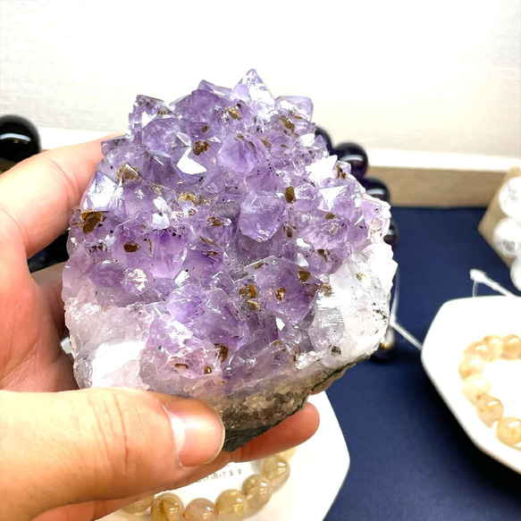 紫の結晶が光り輝くアメジストクラスター５０７ｇのオブジェ 神秘の天然原石 2月の誕生石 真実の愛を守り抜く愛の守護石 5枚目の画像