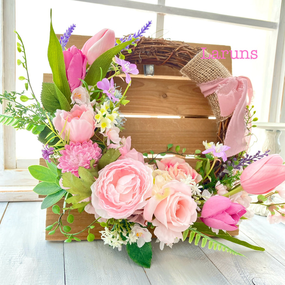 春らしいお花のリース　ライトピンクラナンキュラスとローズとパープル小花の玄関リース　直径32㎝　春色新作2024 3枚目の画像