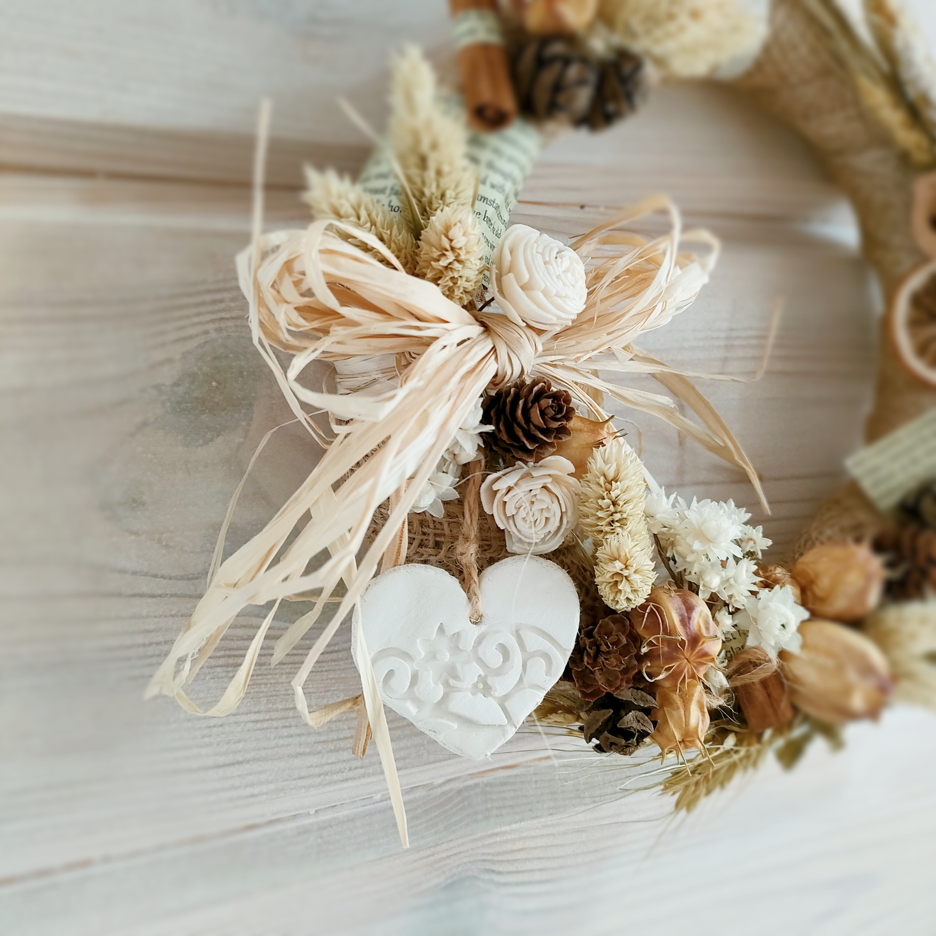 ホワイトローズとゴールドダマスクリボンの豪華エレガントリース