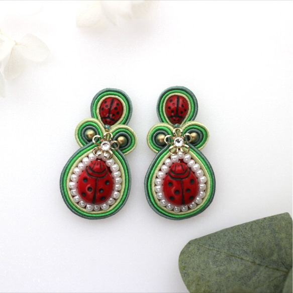 <再販❀>　ソウタシエ　てんとう虫　ピアス　イヤリング　  soutache pierced earring 1枚目の画像