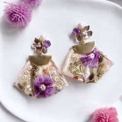 紫色花朵和印度刺繡絲帶耳環 第1張的照片