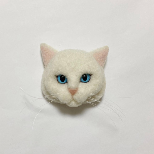 白猫のブローチ 548 羊毛フェルト 猫 リアル ぬいぐるみ 愛猫