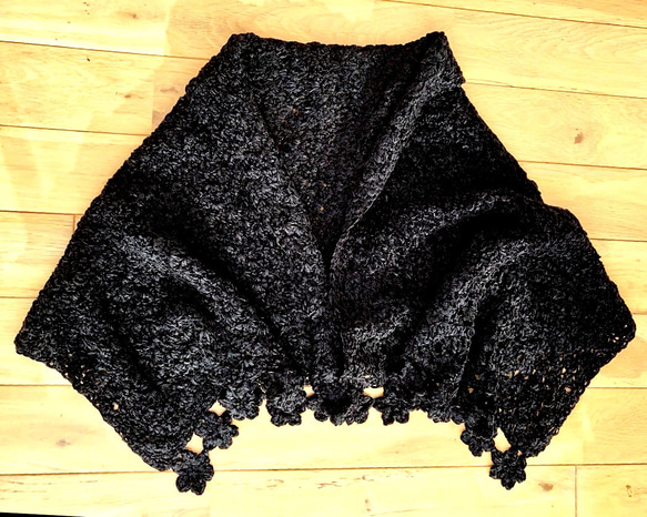 優しい手触り　ショール(朔乃花  黒)               Gentle touch shawl (black) 4枚目の画像