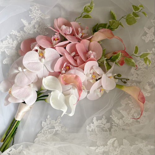 a-mama　ウェディングブーケ　ブートニア 胡蝶蘭、カラー、ブートニア付きウェディングブーケ、アーム