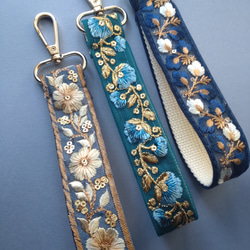 【再販2】インド刺繍リボンのハンドストラップ　青系 2枚目の画像