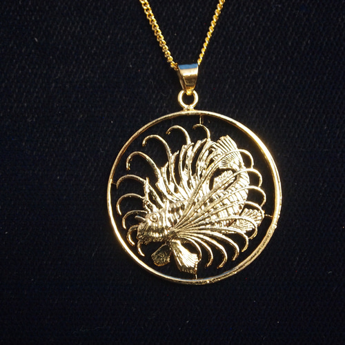 シンガポール 花のコイン カットアウト ペンダントトップ 金鍍金仕上