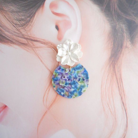ホワイトフラワー×ボタニカル柄プレートの華やか大ぶりピアス 