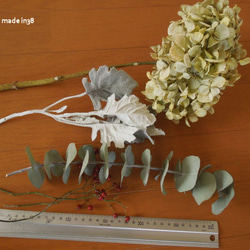 ドライフラワー　ユーカリ 　アジサイ 　シロタエギク　ノイバラの実　シャビー　アンティーク　花材　材料 2枚目の画像