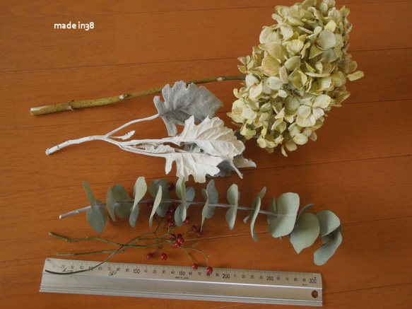 ドライフラワー　ユーカリ 　アジサイ 　シロタエギク　ノイバラの実　シャビー　アンティーク　花材　材料 2枚目の画像