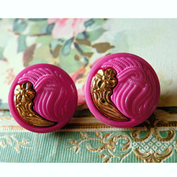 ヴィンテージ　アールヌーヴォーフラワー金色パーツと波打つロープのヴィヴィットピンクボタン２個セット　 1枚目の画像