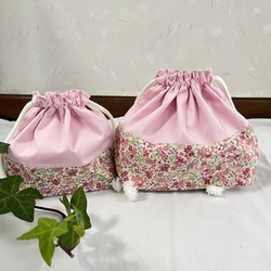 コップ袋とお弁当袋のセット(ピンク花柄) 1枚目の画像