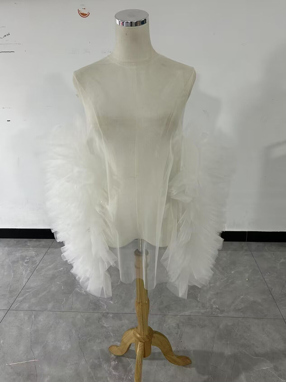 上衣 米白色 出色的時尚外觀 蓬鬆的新娘/婚紗 柔軟的薄紗 第1張的照片