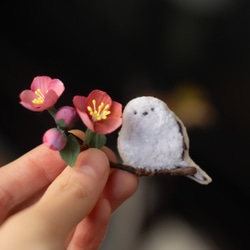 【受注生産】シマエナガさん と 木瓜 の 布花 ブローチ　森の動物絵本 2枚目の画像