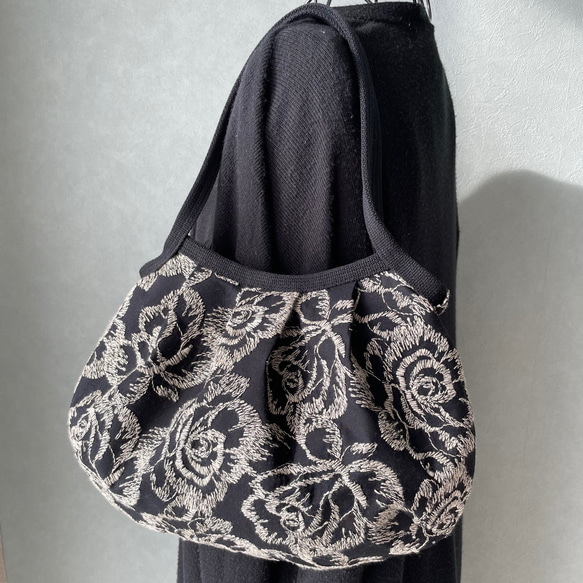 コロンと可愛いショルダーグラニーバッグ　グレイスフルローズ刺繍レース　✤選べる２カラー　◎選べる2サイズ 4枚目の画像