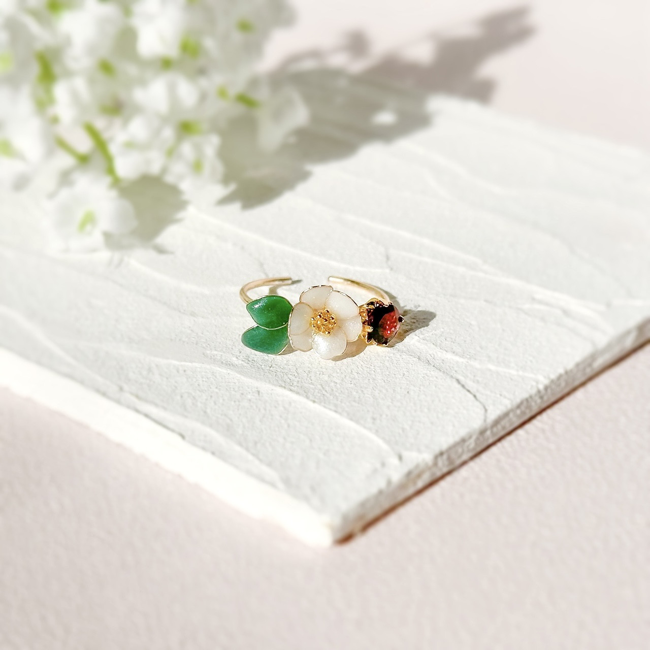 -Jewelry Flower- 白椿とロードライトガーネット(1月誕生石)のワイヤーリング