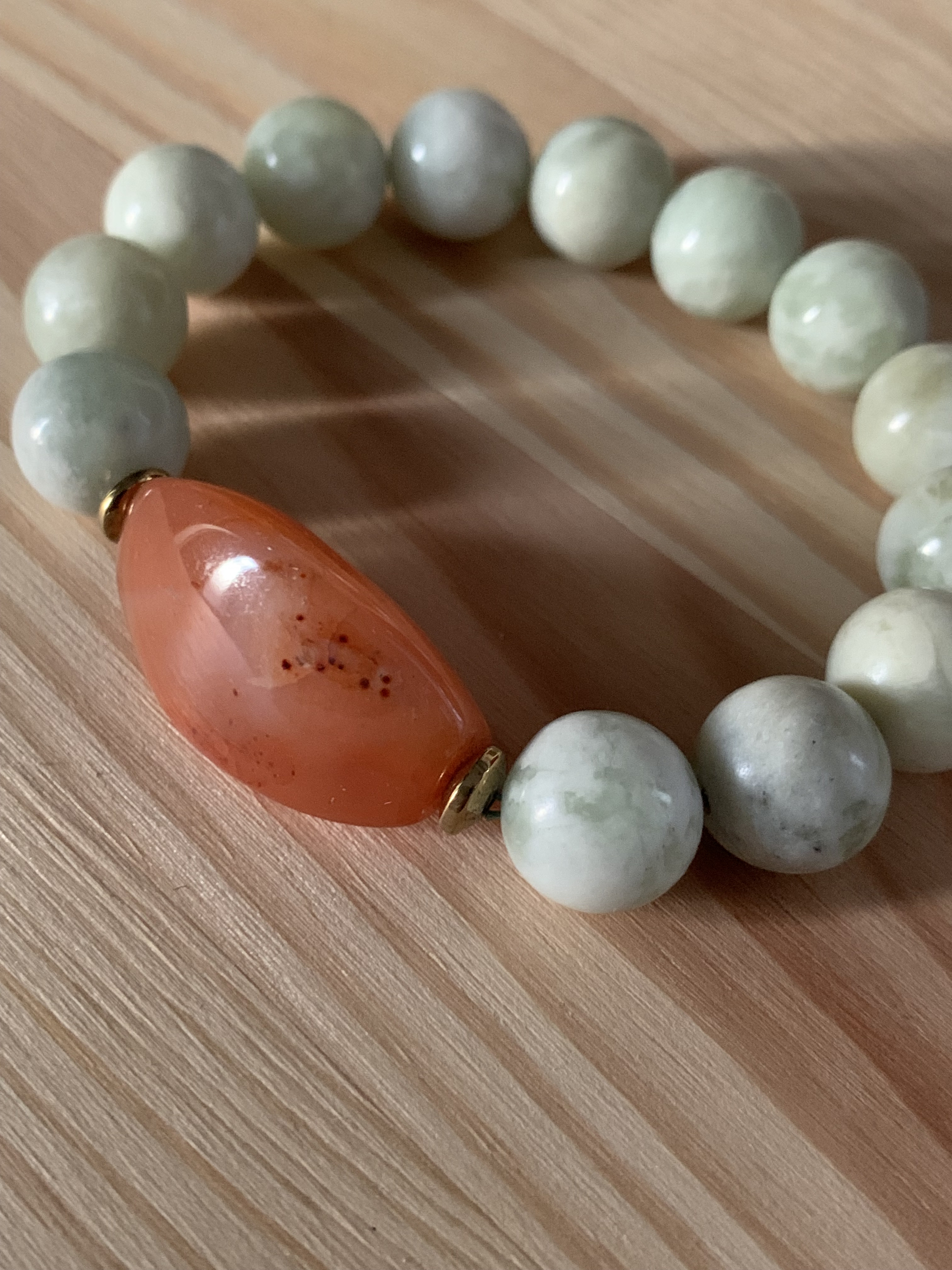 チベタンビンテージ瑪瑙珠と中国ギョクのブレスレット