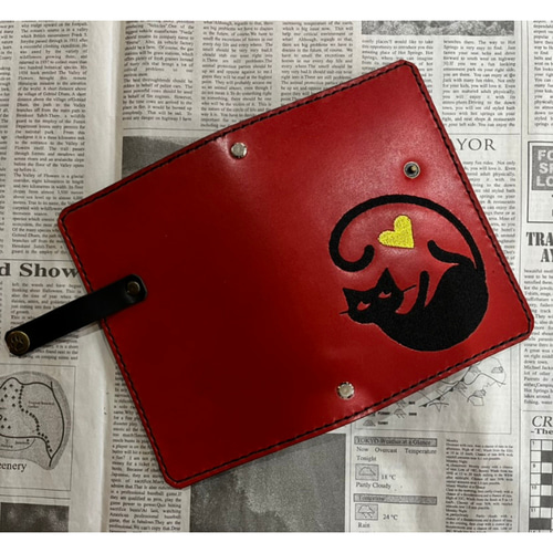 刺繍デザイン 黒猫 システム手帳 栃木レザー バイブル 名入れ Polilavo 刺繍デザイン 黒猫 システム手帳 栃木レザー使用 バイブルサイズ