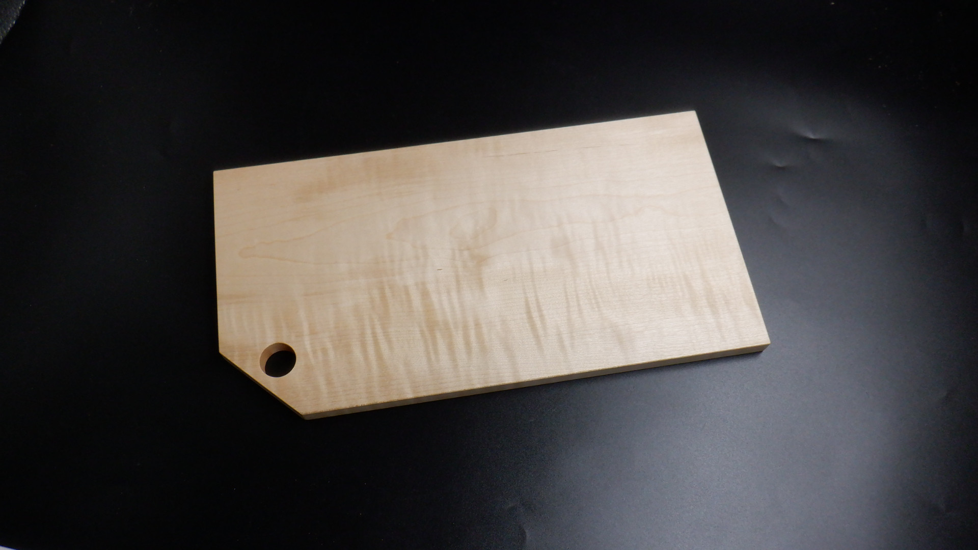 カッティングボード ◎樹種 カーリーメープル ◎仕上げ 自然塗料　木製 木 一枚板 丸 パン メープル