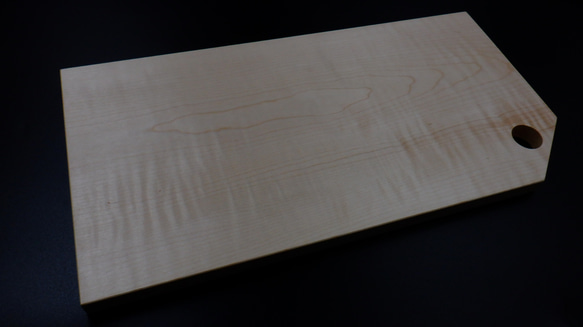 カッティングボード ◎樹種 カーリーメープル ◎仕上げ 自然塗料　木製 木 一枚板 丸 パン メープル 2枚目の画像