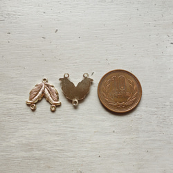 ヴィンテージ 葉っぱのプラスチックコネクター ゴールド 17.5×17.8mm (3個) 5枚目の画像