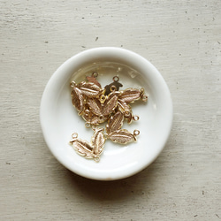 ヴィンテージ 葉っぱのプラスチックコネクター ゴールド 17.5×17.8mm (3個) 1枚目の画像
