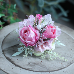 優しいピンクの蕾ローズ　デルフィニウム　パール　カスミ草　2wayコサージュ 5枚目の画像