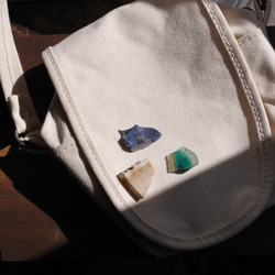 【一点もの】 アズライト 鉱物原石ブローチ 天然石 ハンドメイド アクセサリー (No.2315) 5枚目の画像